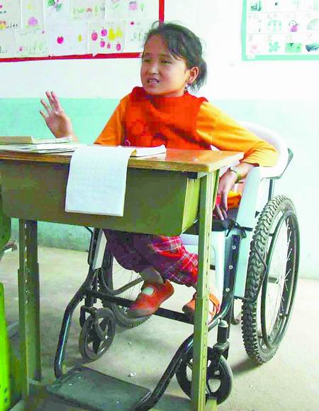 女孩爬行活13年 坐轮椅进学校上学圆梦图